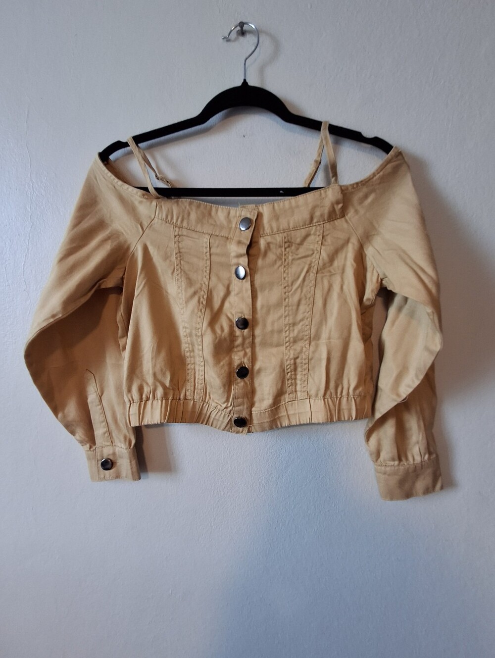 Women’s Off-Shoulder Button-Front Crop Top in Tan